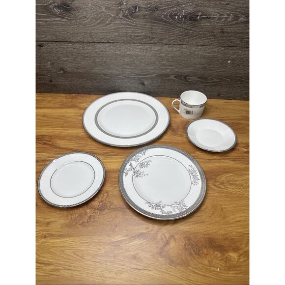 Vera Wang Wedgwood Lace Platinum 5-Piece Place Setting New - Picture 5 of 10